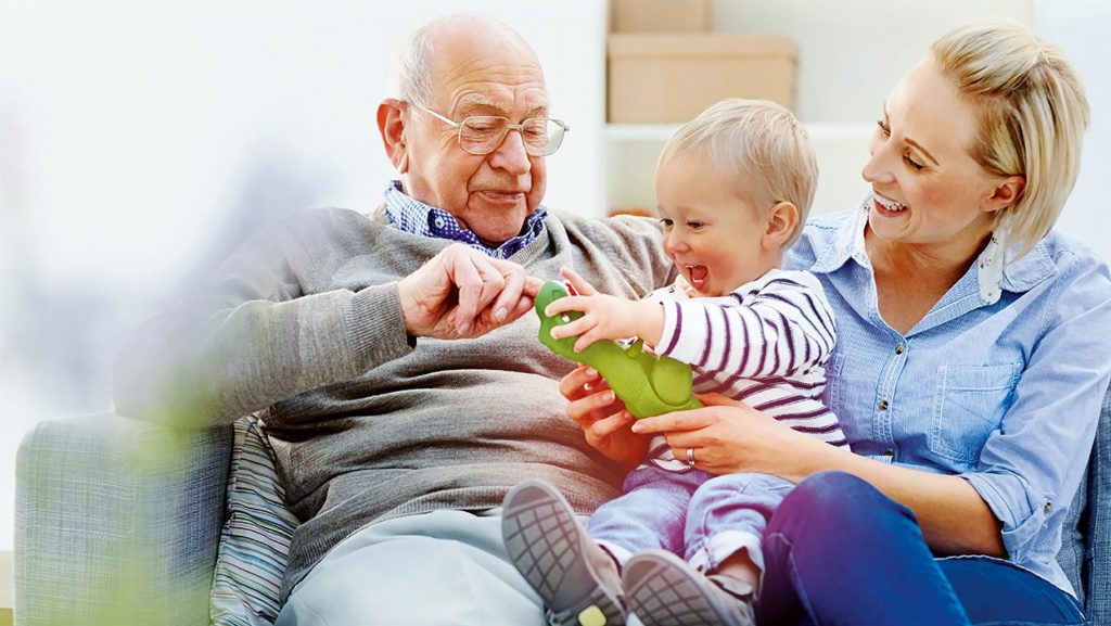 Großeltern sparen oft für Kinder und Enkel Geld an.